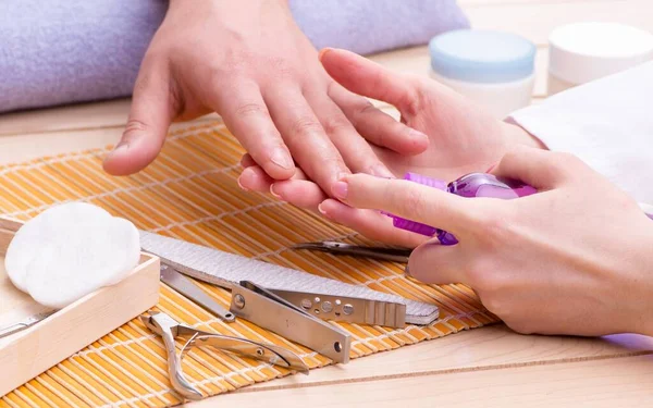 Conceito de manicure de mão para homem — Fotografia de Stock
