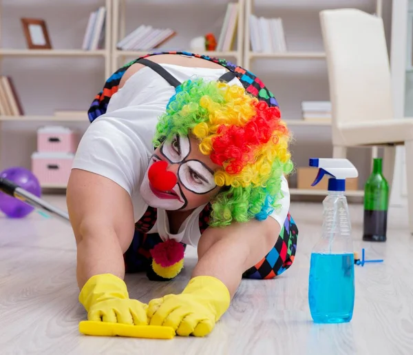 Palhaço engraçado fazendo limpeza em casa — Fotografia de Stock