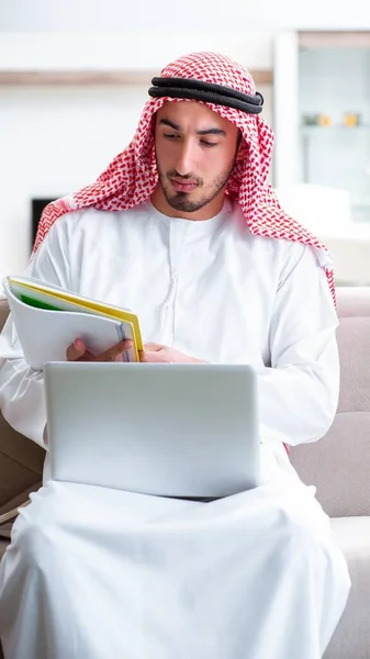 Hombre árabe trabajando en casa en su trabajo — Foto de Stock
