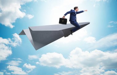 Ticari konseptte kağıt uçakla uçan bir iş adamı