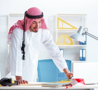 Arap mühendis yeni proje üzerinde çalışıyor