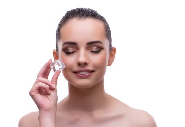 Güzellik konseptindeki kadın makyaj malzemesi kullanıyor.