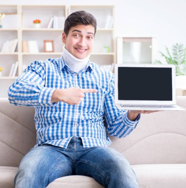 Evden çalışan boyunluk takan serbest çalışan bir adam.