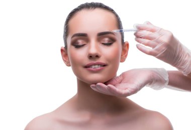 Güzellik konseptindeki kadın boteks estetiği yaptırıyor.