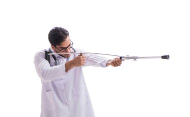 Genç doktor, beyaz sırtında tek başına yürüyor.