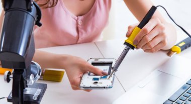 Atölyede cep telefonu tamiri