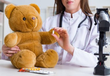 Çocuk oyuncak sağlığını kontrol ediyor