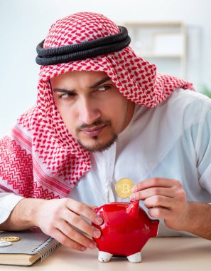 Kripto para madenciliğinde bitcoin kullanan Arap adam.