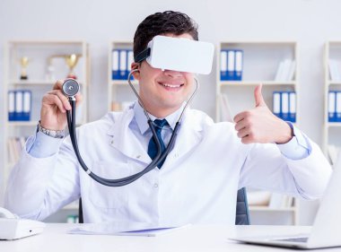Sanal gerçeklik kulaklığı olan genç doktor ofiste çalışıyor.