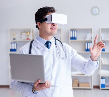 Sanal gerçeklik kulaklığı olan genç doktor ofiste çalışıyor.