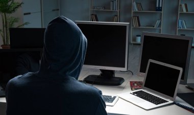 Geceleri bilgisayar korsanlığı