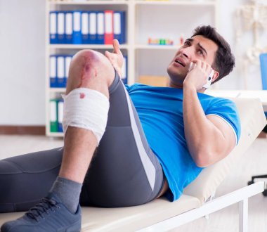 Spor sakatlığı geçiren hasta doktoru ziyaret ediyor.
