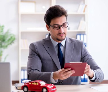 Ajan araba sigortası öneriyor.