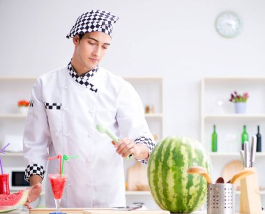 Mutfakta karpuzlu bir erkek aşçı.