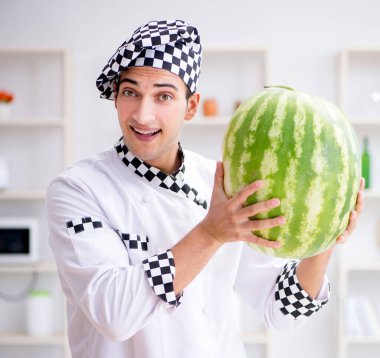 Mutfakta karpuzlu bir erkek aşçı.