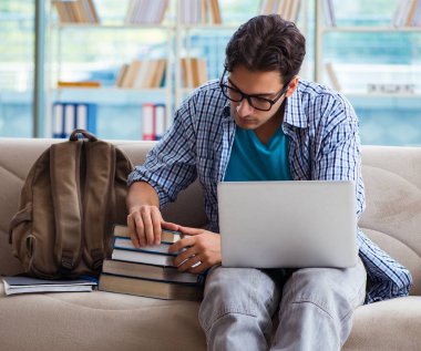 Bilgisayarlı beyaz öğrenci üniversite sınavlarına hazırlanıyor.