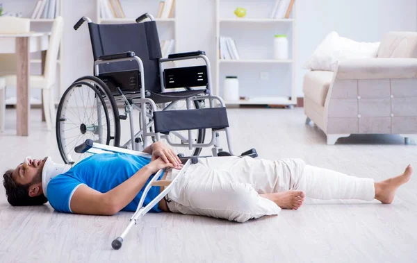 Jovem ferido se recuperando em casa — Fotografia de Stock