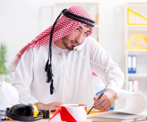 Arabisk ingeniør arbejder på nyt projekt - Stock-foto