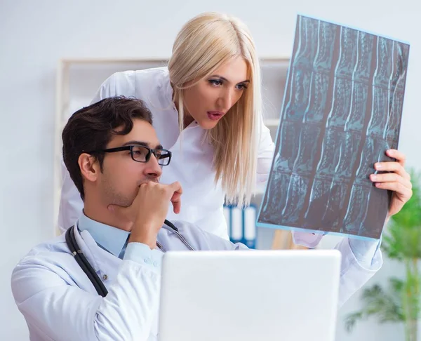 De twee artsen onderzoeken röntgenfoto 's van patiënten voor diagnose — Stockfoto