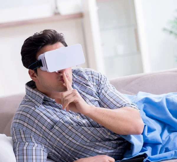 Man thuis kijkend naar virtual reality glazen — Stockfoto