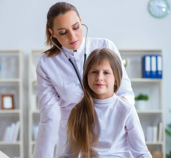 Médica pediatra verificando menina — Fotografia de Stock