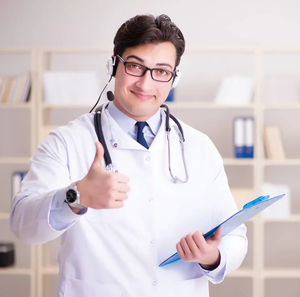 Jonge man arts in de medische concept — Stockfoto