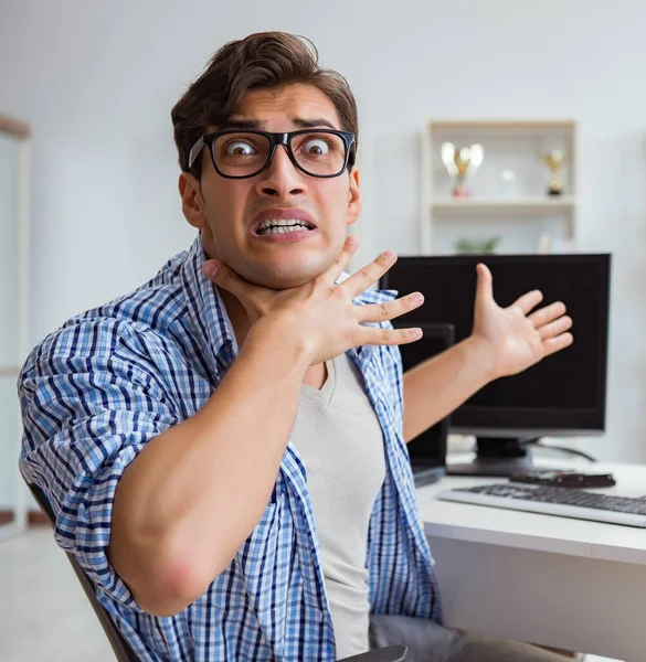 Zakenman zit voor veel schermen — Stockfoto