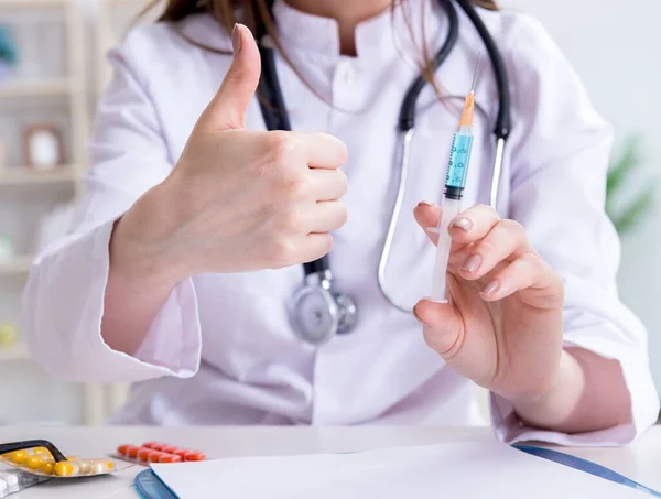 Médico com seringa no hospital — Fotografia de Stock