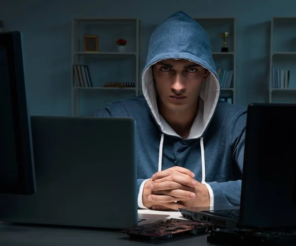 黑客在夜间侵入电脑 — 图库照片