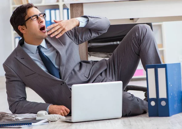 Empresario trabajando y sentado en el piso en la oficina —  Fotos de Stock