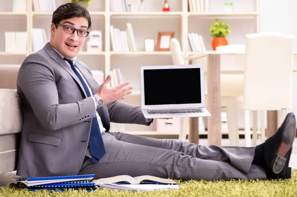 Geschäftsmann arbeitet zu Hause auf dem Fußboden — Stockfoto