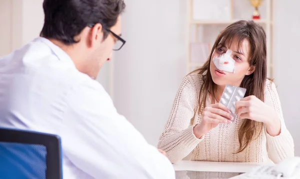 Medico maschile che parla con il paziente con intervento chirurgico al naso — Foto Stock