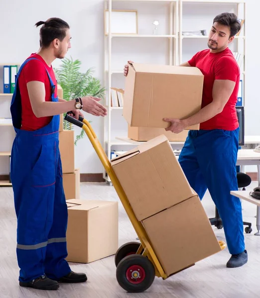 Dois funcionários contratados movendo pertences pessoais — Fotografia de Stock