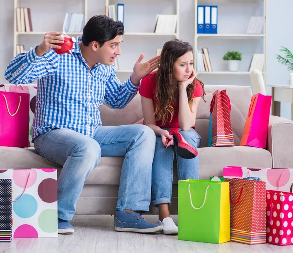 Jeune paire après avoir fait du shopping avec de nombreux sacs — Photo