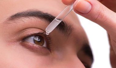 Genç adam göz bakımı sağlık kavramı