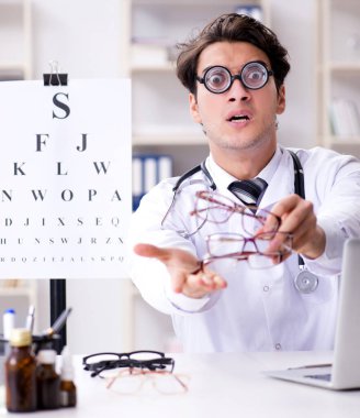 Esprili tıbbi konseptte komik göz doktoru.