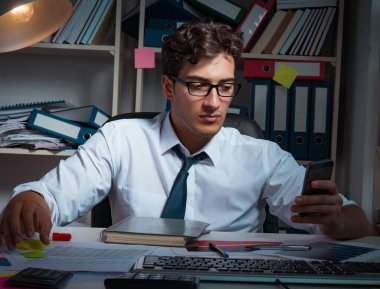 İş adamı ofiste geç saatlere kadar çalışıyor.