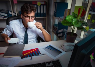 İş adamı ofiste geç saatlere kadar çalışıyor.