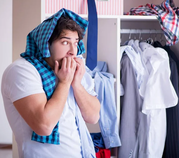 Hombre indefenso con ropa sucia después de separarse de su esposa — Foto de Stock