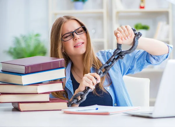 Jovem adolescente estudante se preparando para exames em casa — Fotografia de Stock