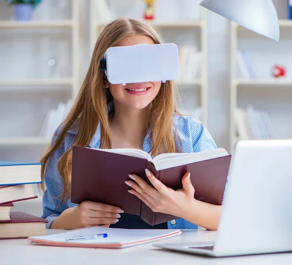 Jovem estudante se preparando para exames com óculos VR — Fotografia de Stock