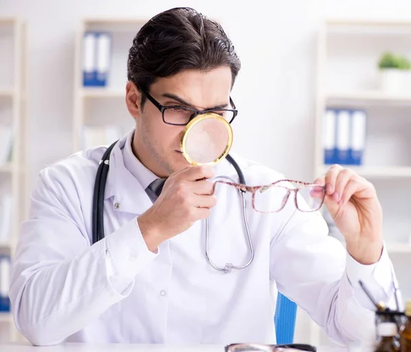 O oftalmologista no conceito médico — Fotografia de Stock