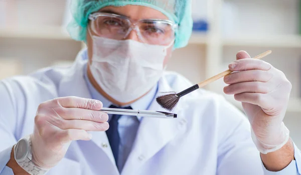 Investigador forense trabajando en laboratorio en evidencia de crimen — Foto de Stock