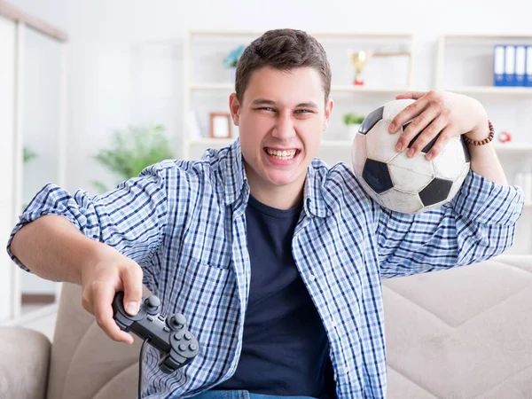 Hombre joven jugando juegos de ordenador en casa —  Fotos de Stock