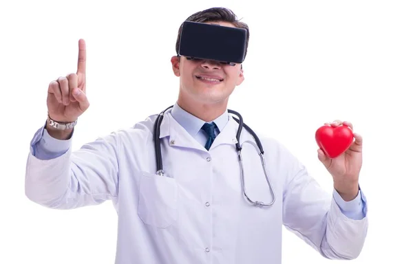 Beyaz ba izole bir vr sanal gerçeklik kulaklık giyen doktor — Stok fotoğraf