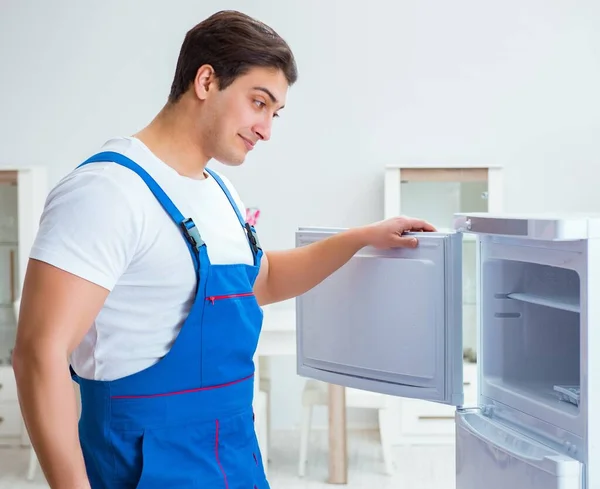 Ремонтник подрядчика ремонт холодильника в DIY концепции — стоковое фото