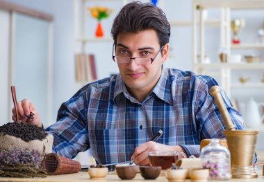 Yeni demler deneyen profesyonel çay uzmanı.