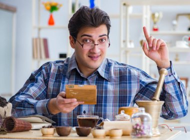 Yeni demler deneyen profesyonel çay uzmanı.