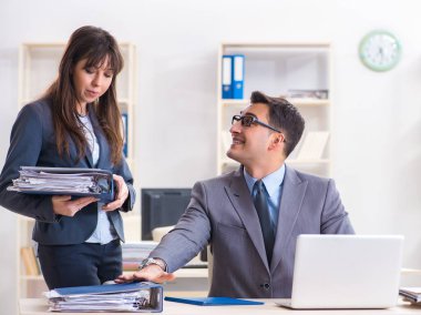 Ofiste çalışan kadın ve erkek.