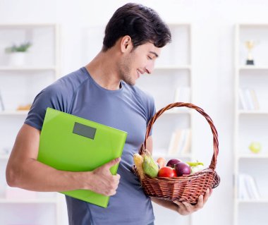 Sağlıklı beslenmenin ve spor yapmanın faydalarını destekleyen bir adam.